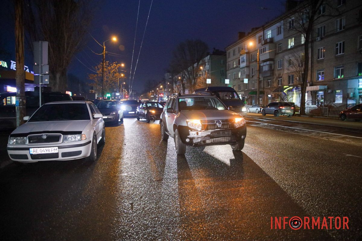 Станом на 17:00 на місці працюють патрульні поліцейські У Дніпрі на Богдана Хмельницького біля Terra зіткнулись 4 авто: рух ускладнено 3