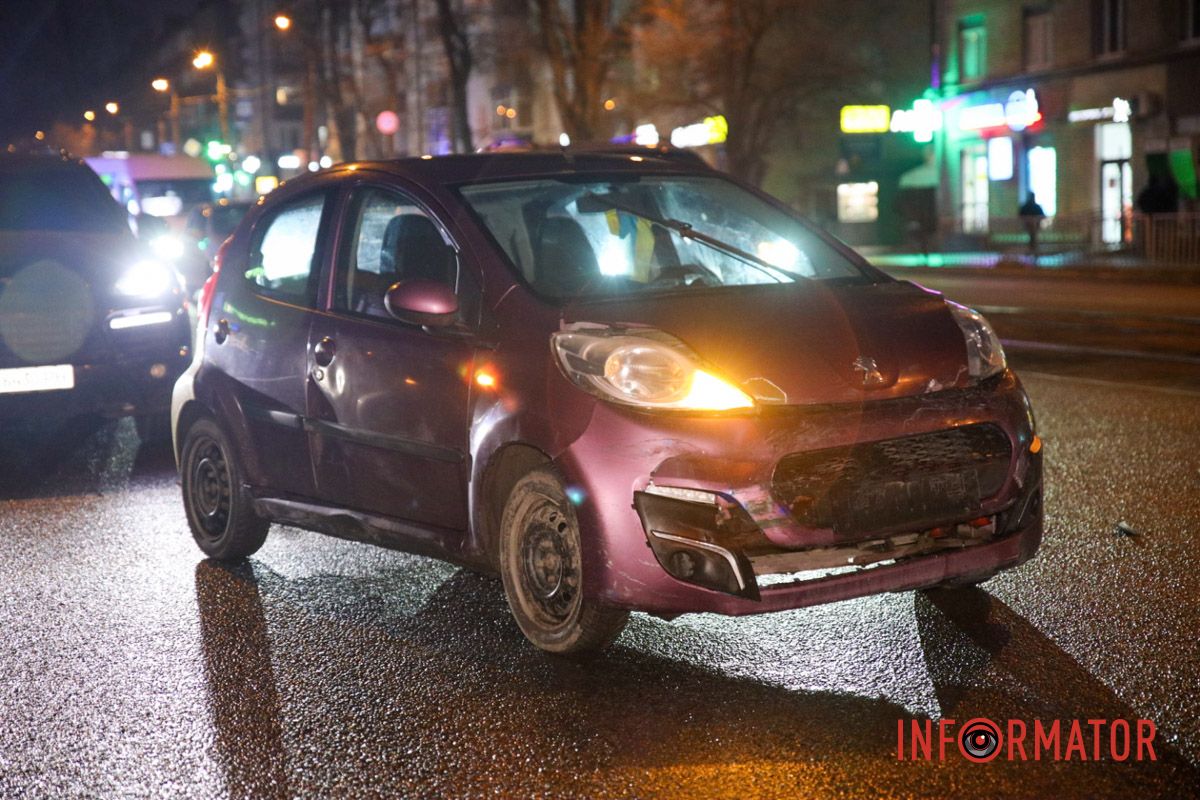 Інформації про постраждалих немає У Дніпрі на Богдана Хмельницького біля Terra зіткнулись 4 авто: рух ускладнено 4