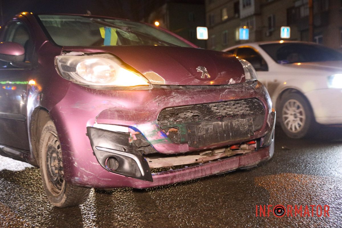 Усі автівки прибрали з проїжджої частини У Дніпрі на Богдана Хмельницького біля Terra зіткнулись 4 авто: рух ускладнено 5