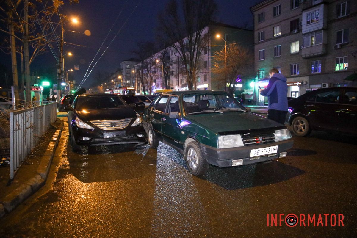 На місці незначне ускладнення руху У Дніпрі на Богдана Хмельницького біля Terra зіткнулись 4 авто: рух ускладнено 7