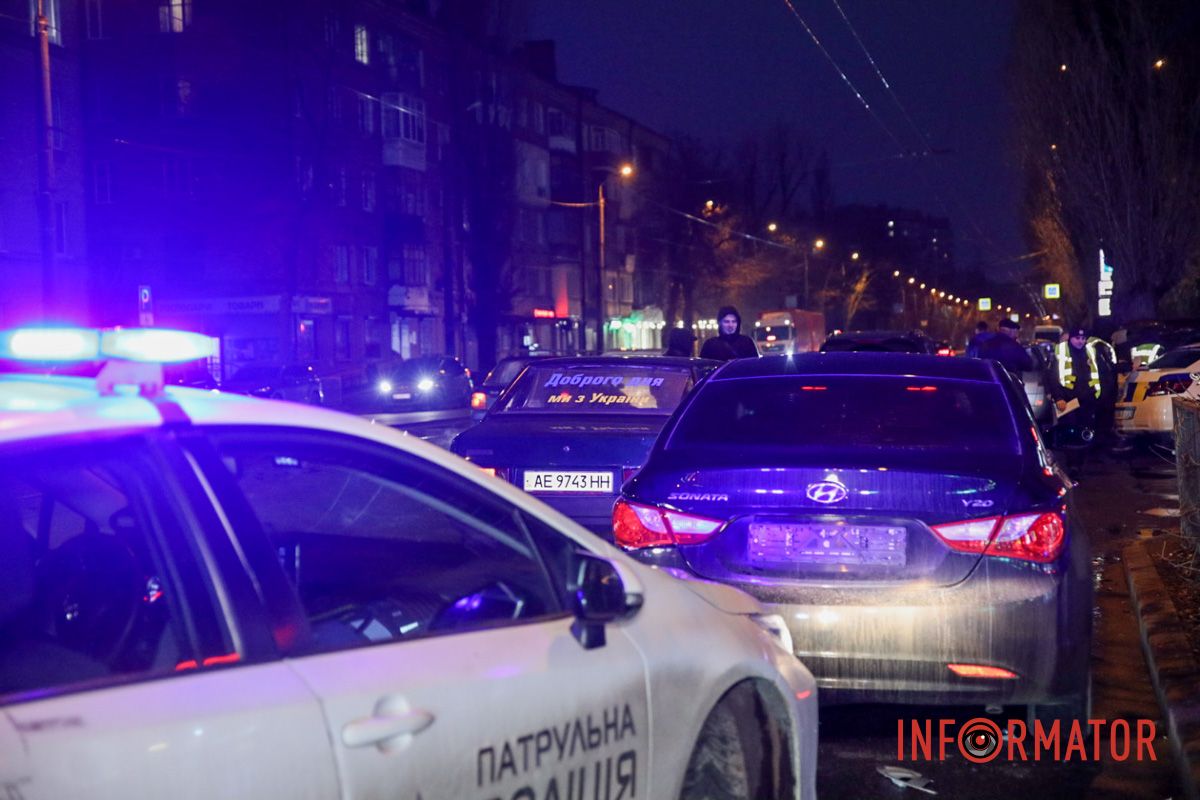 Значних пошкоджень машини не отримали У Дніпрі на Богдана Хмельницького біля Terra зіткнулись 4 авто: рух ускладнено 10