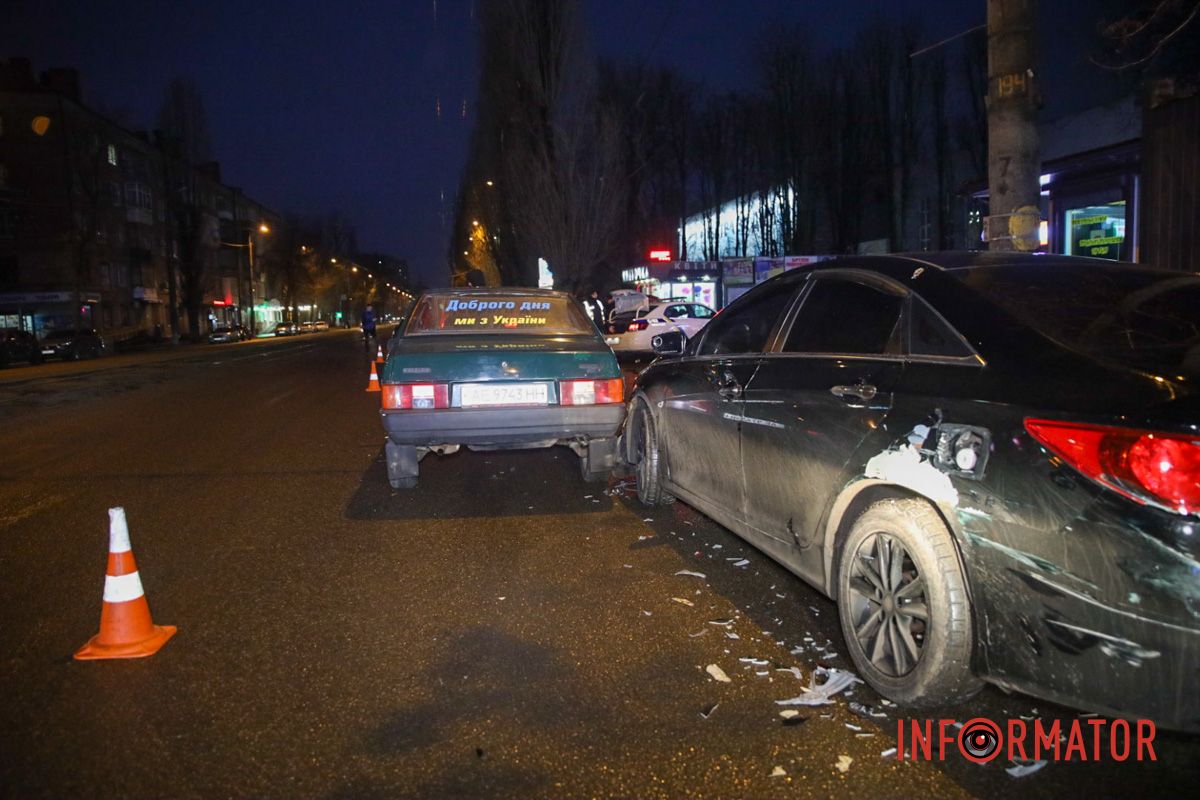 Місце аварії огородили конусами У Дніпрі на Богдана Хмельницького біля Terra зіткнулись 4 авто: рух ускладнено 11