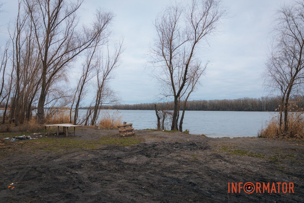 Пляж, который находится за Храмом в честь Святого апостола Андрея Первозванного