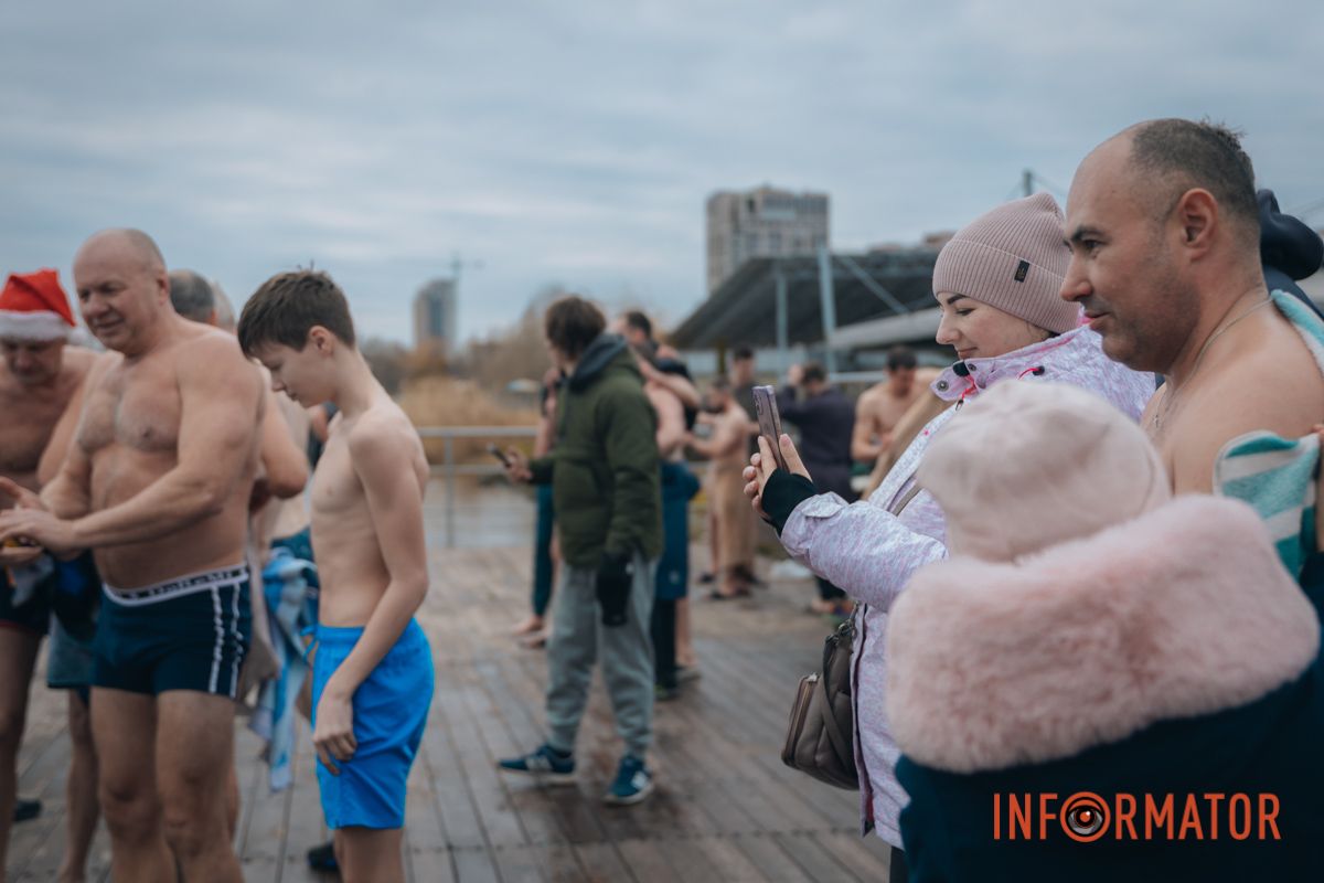 Некоторые люди продолжают праздновать Крещение 19 января