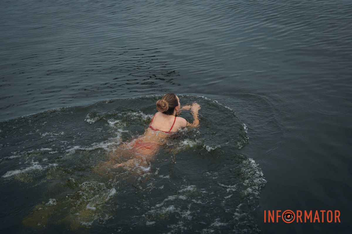 А вы смогли бы поплавать в реке зимой?