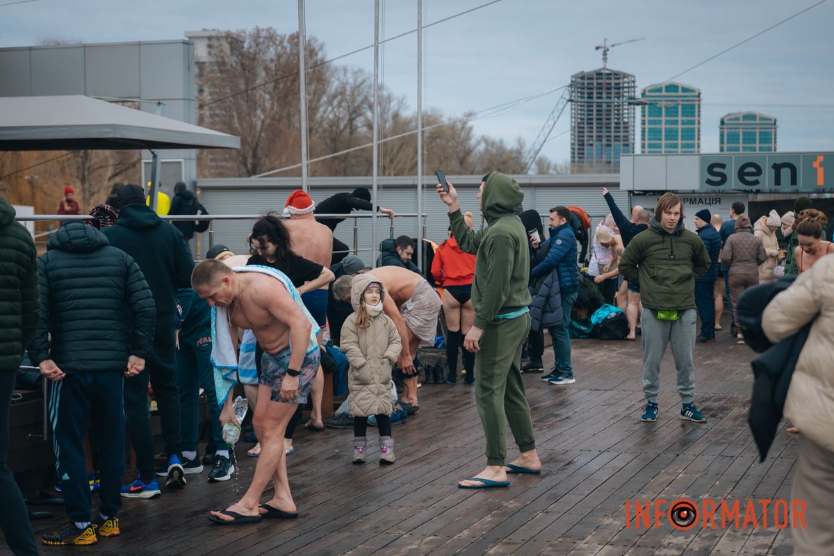 В странах греческой церковной традиции распространен обычай освящать воды из-за бросания в них деревянного креста, который мужчины вылавливают из водоема