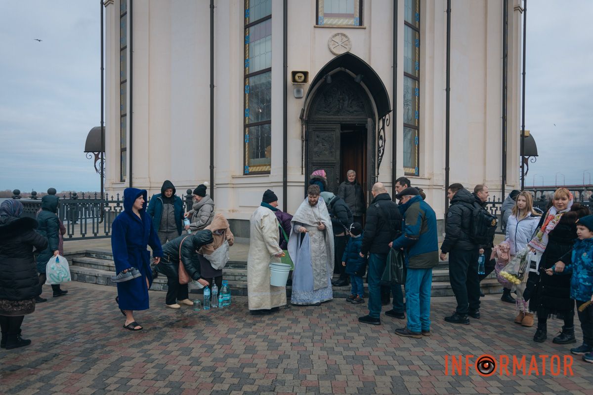 Рядом с Храмом святили воду