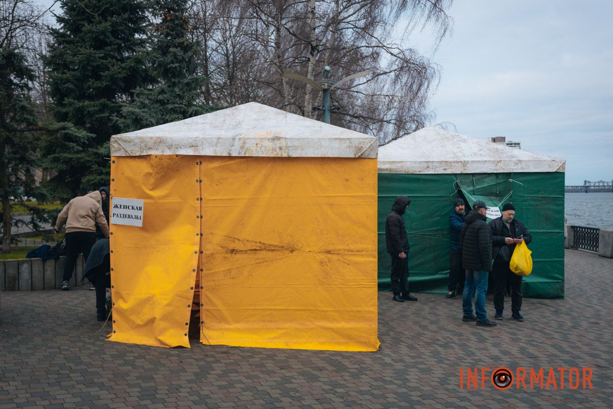 Переодеться можно было в палатках