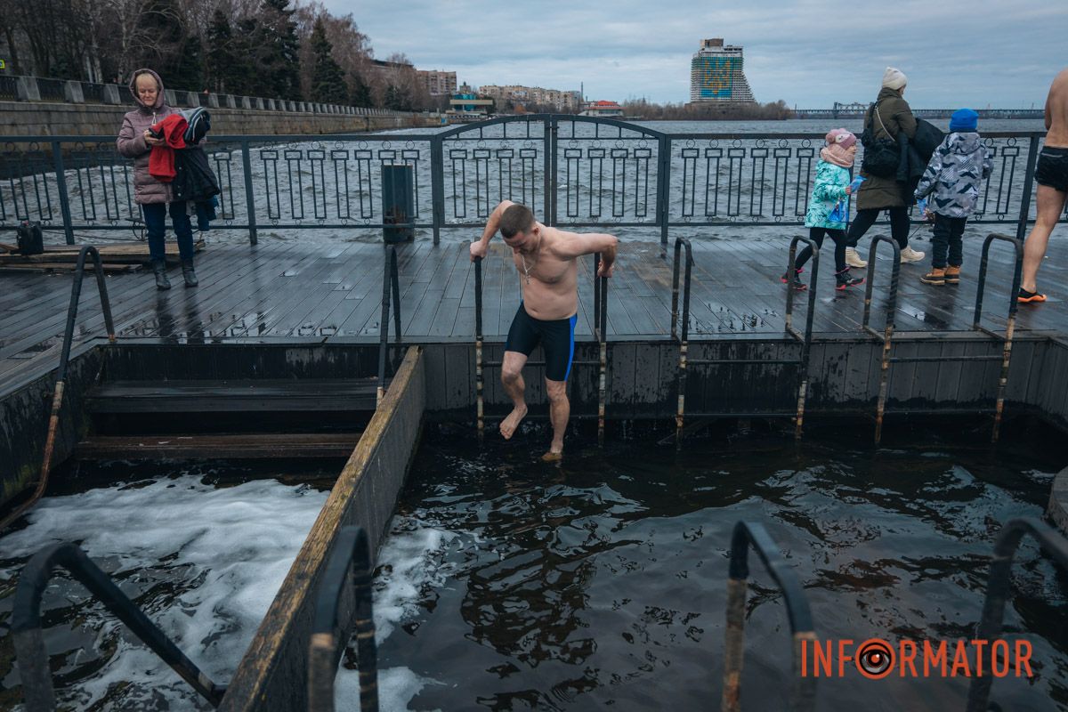 В этот день Господь явил людям Себя во всей полноте как Троицу: Бог-Отец – голосом Своим, Бог-Сын – крещением в Иордане и Святой Дух – восхождением в виде голубя
