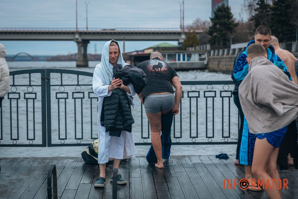 В Священном Писании сказано, что во время Крещения на Иисуса Христа с неба в виде голубя сошел Святой Дух и раздался Голос Бога-Отца