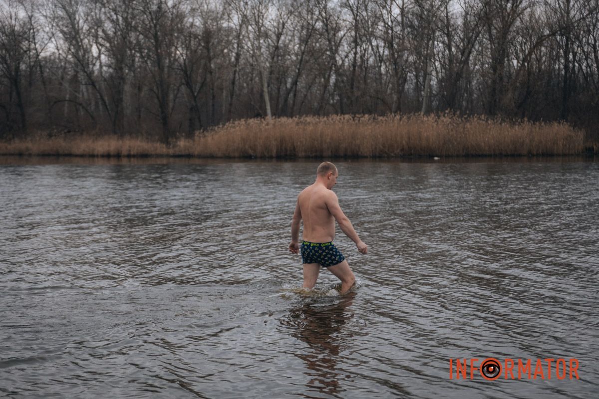 Покупались люди и на косе, которая находится за Храмом Рождества Пресвятой Богородицы