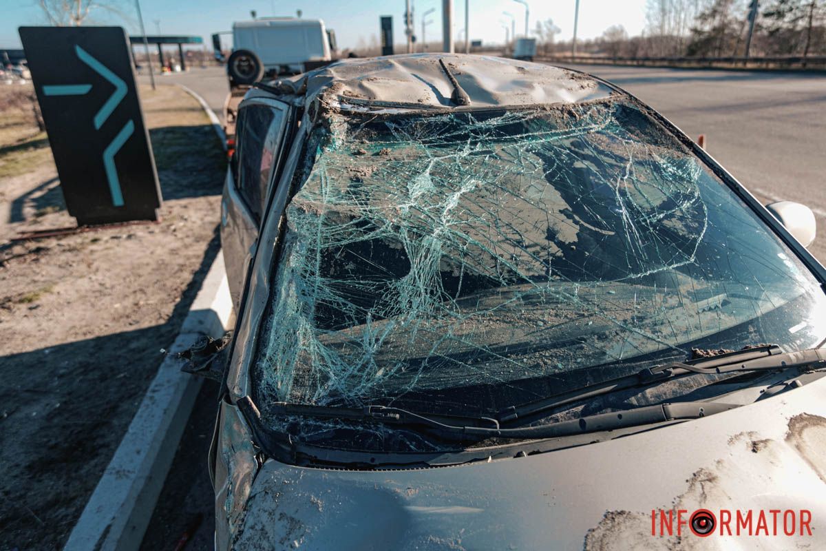 Фото лобового стекла В Днепре на Полтавском шоссе перевернулся Hyundai 12