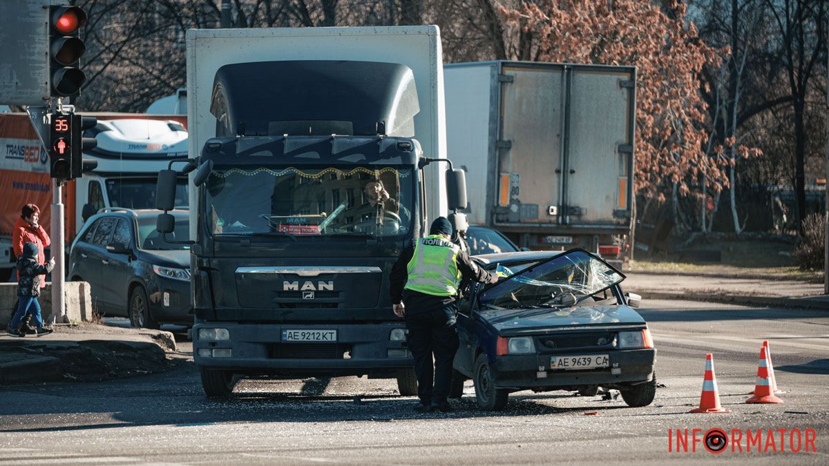 У Дніпрі на Слобожанському проспекті ЗАЗ зіштовхнувся з Ford та вантажівкою: утворився затор