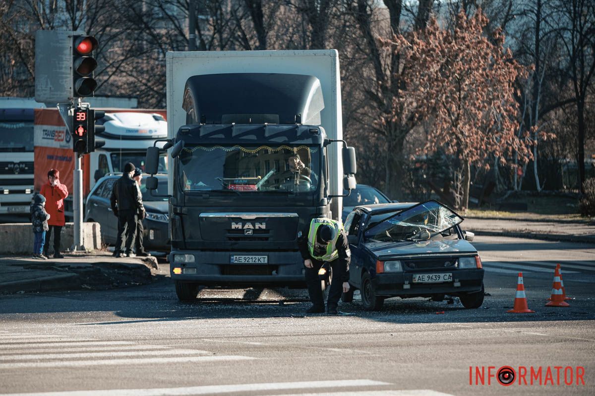 Інформації про постраждалих наразі немає У Дніпрі на Слобожанському проспекті ЗАЗ зіштовхнувся з Ford та вантажівкою: утворився затор 7