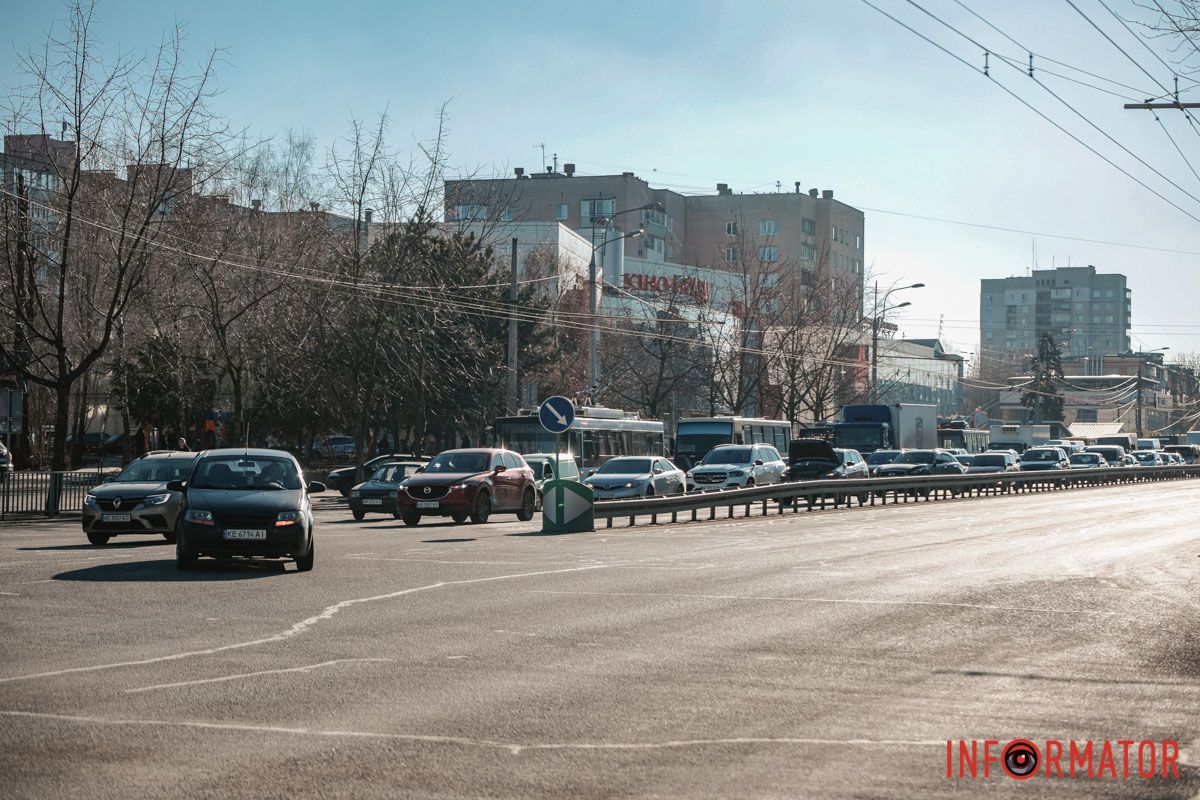 Затор на Слобожанському проспекті У Дніпрі на Слобожанському проспекті ЗАЗ зіштовхнувся з Ford та вантажівкою: утворився затор 8