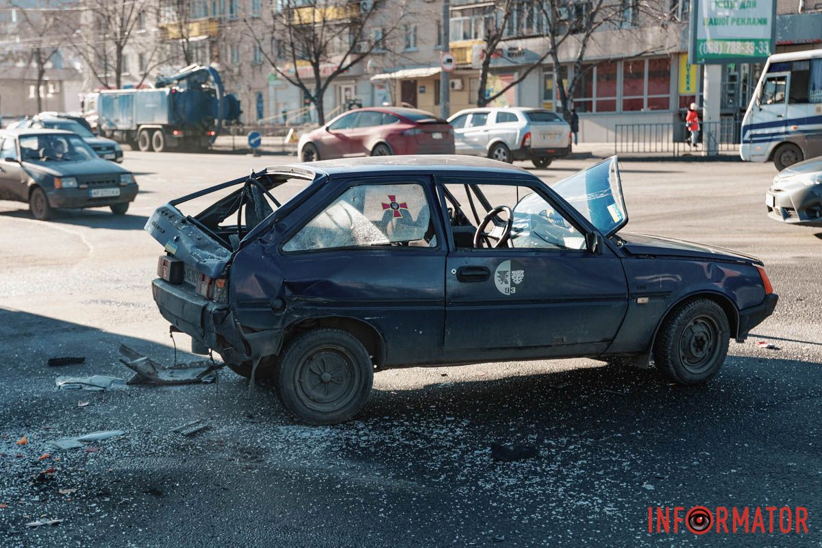 ДТП на перехресті Слобожанського проспекту та вулиці Старочумацької У Дніпрі на Слобожанському проспекті ЗАЗ зіштовхнувся з Ford та вантажівкою: утворився затор 1