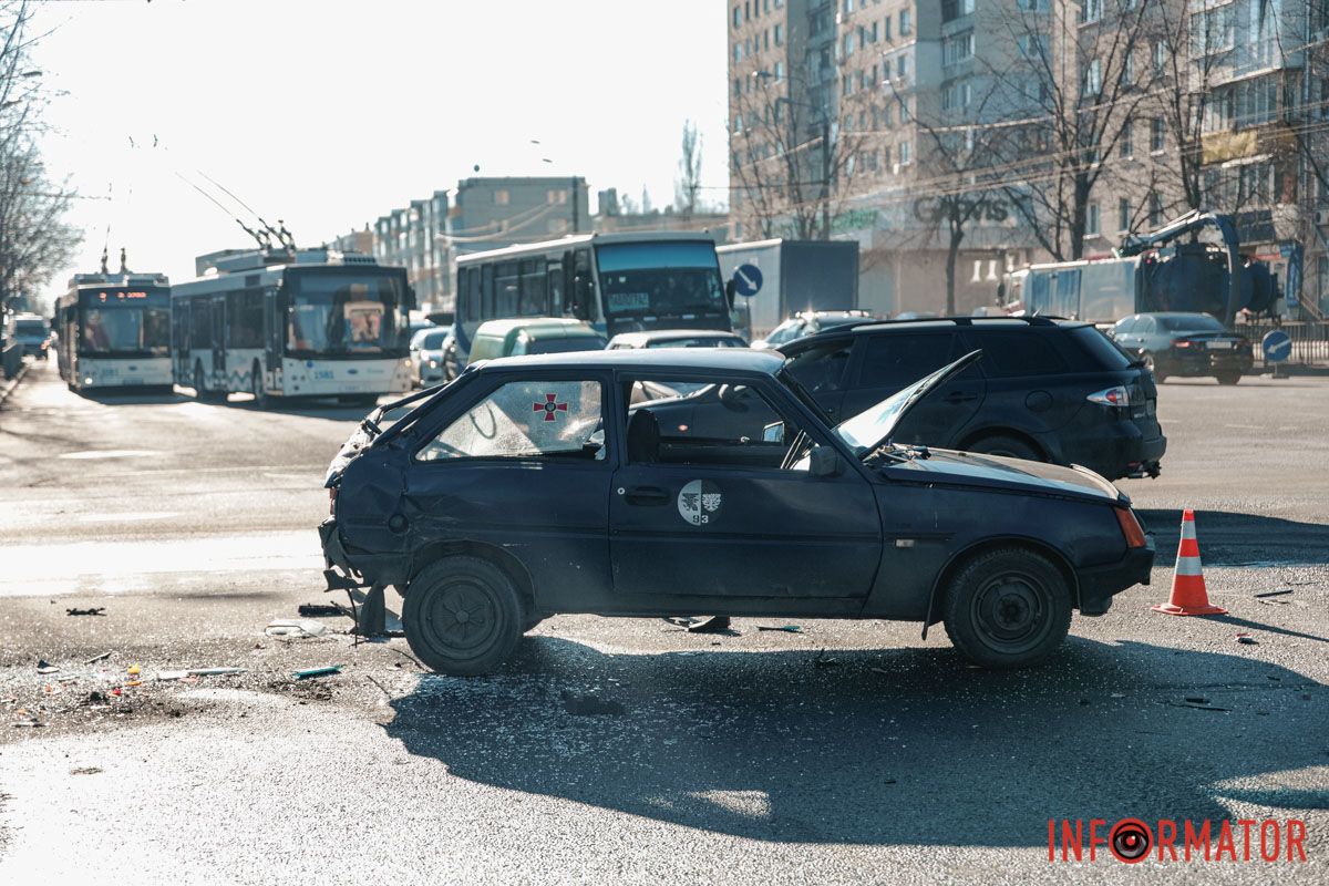Усі обставини аварірї з'ясовують У Дніпрі на Слобожанському проспекті ЗАЗ зіштовхнувся з Ford та вантажівкою: утворився затор 14