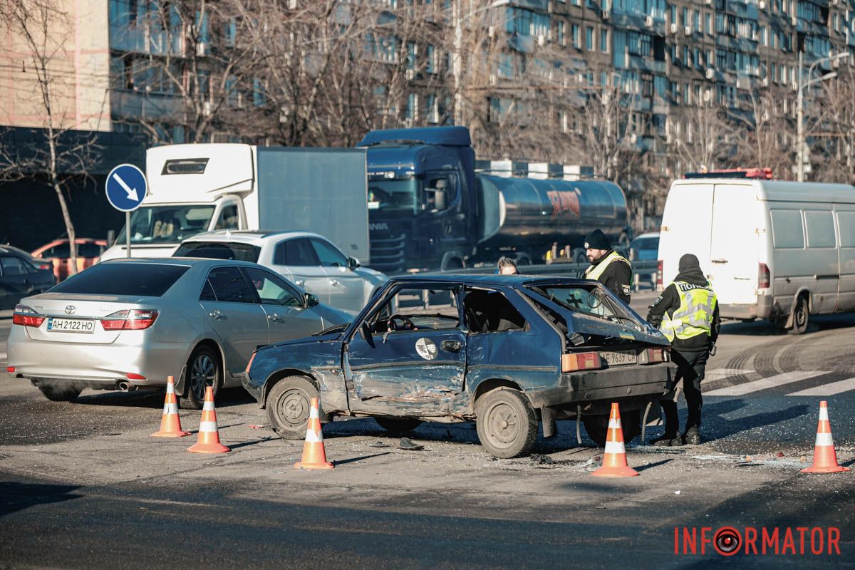 ЗАЗ зачепив й вантажівку У Дніпрі на Слобожанському проспекті ЗАЗ зіштовхнувся з Ford та вантажівкою: утворився затор 13