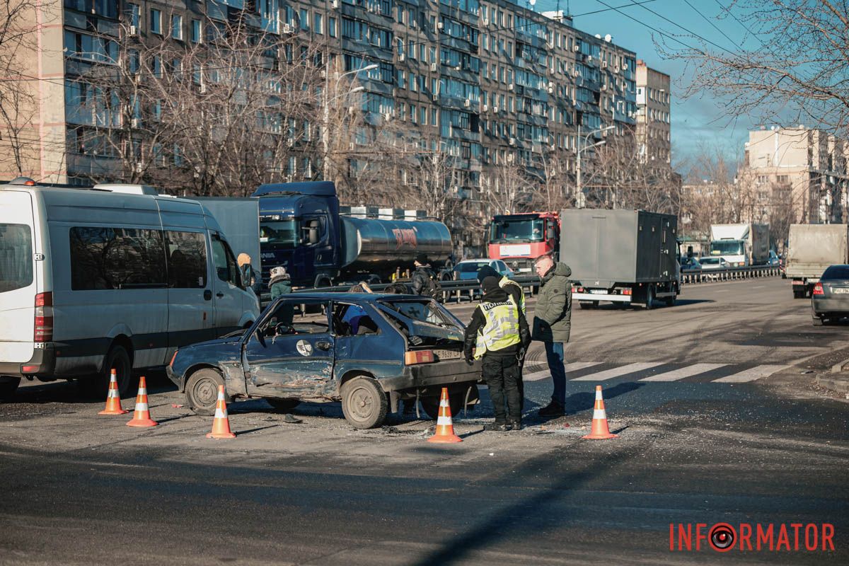 На місці працюють полыцейські У Дніпрі на Слобожанському проспекті ЗАЗ зіштовхнувся з Ford та вантажівкою: утворився затор 5