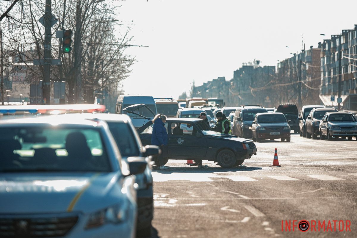 ЗАЗ врізався у Ford та вантажівку У Дніпрі на Слобожанському проспекті ЗАЗ зіштовхнувся з Ford та вантажівкою: утворився затор 2