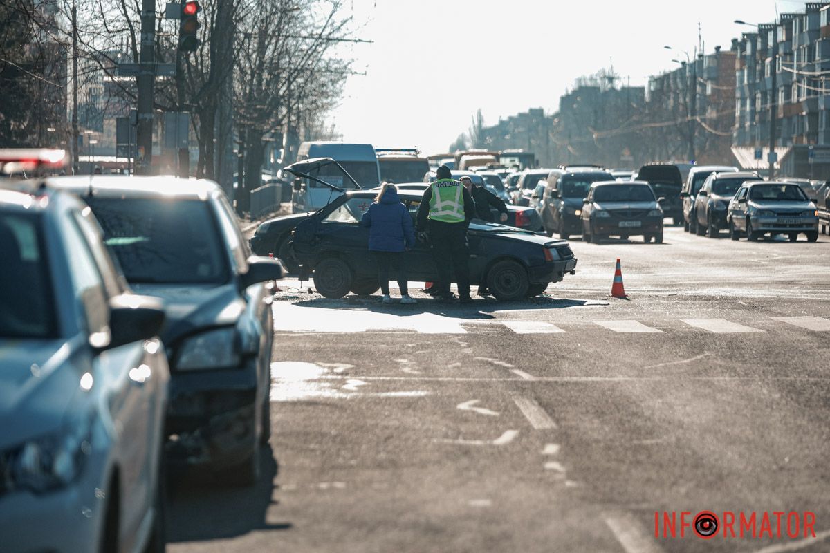Ford рухався по Старочумацькій в бік проспекту Петра Калнишевського У Дніпрі на Слобожанському проспекті ЗАЗ зіштовхнувся з Ford та вантажівкою: утворився затор 11