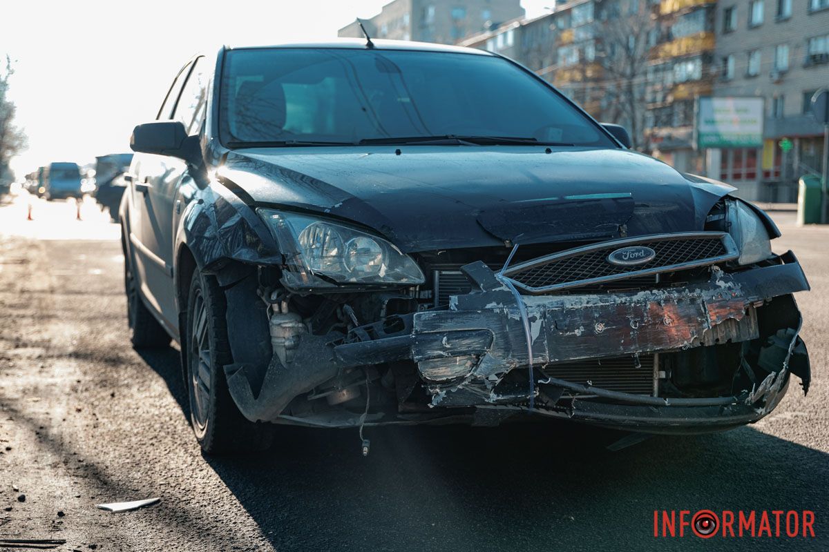 Ford вже прибрали з перехрестя У Дніпрі на Слобожанському проспекті ЗАЗ зіштовхнувся з Ford та вантажівкою: утворився затор 12