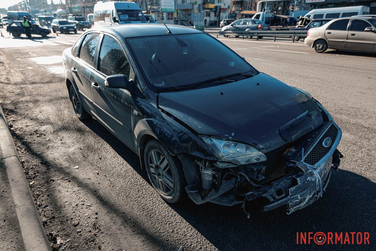Пошкодження Ford  У Дніпрі на Слобожанському проспекті ЗАЗ зіштовхнувся з Ford та вантажівкою: утворився затор 4