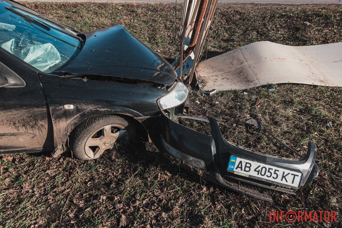 Машина врізалась у рекламний стенд Машина врізалась у рекламний стенд