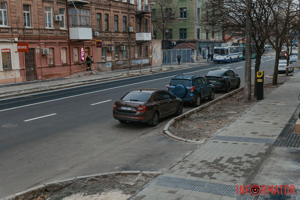 Змінили паркування: у Дніпрі на вулиці Князя Володимира Великого завершили ремонт 8
