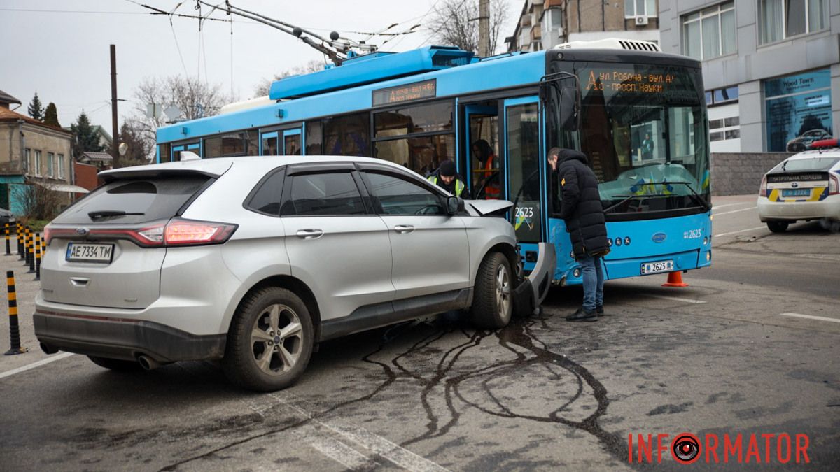 В Днепре на Савченко Ford влетел в троллейбус «А»: на месте работает полиция