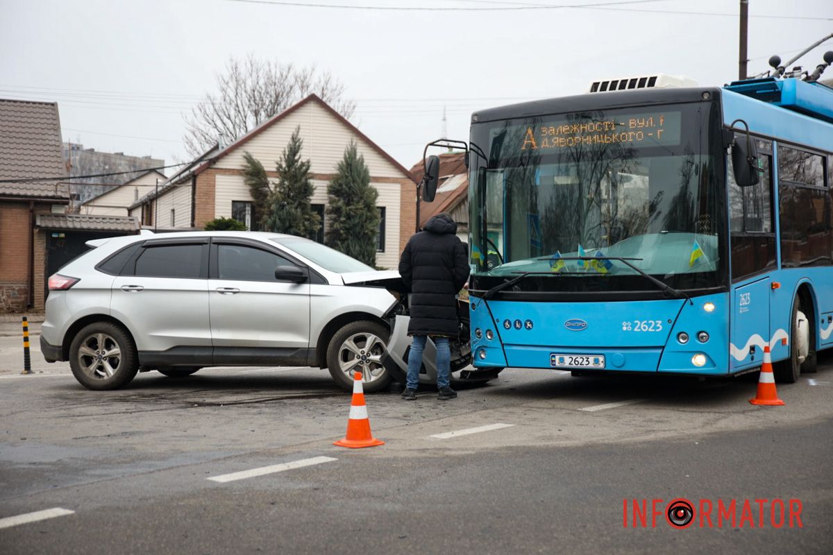 На дороге разлиты горюче-смазочные материалы В Днепре на Савченко Ford влетел в троллейбус