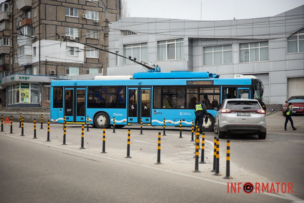 Предварительно, пострадавших нет В Днепре на Савченко Ford влетел в троллейбус
