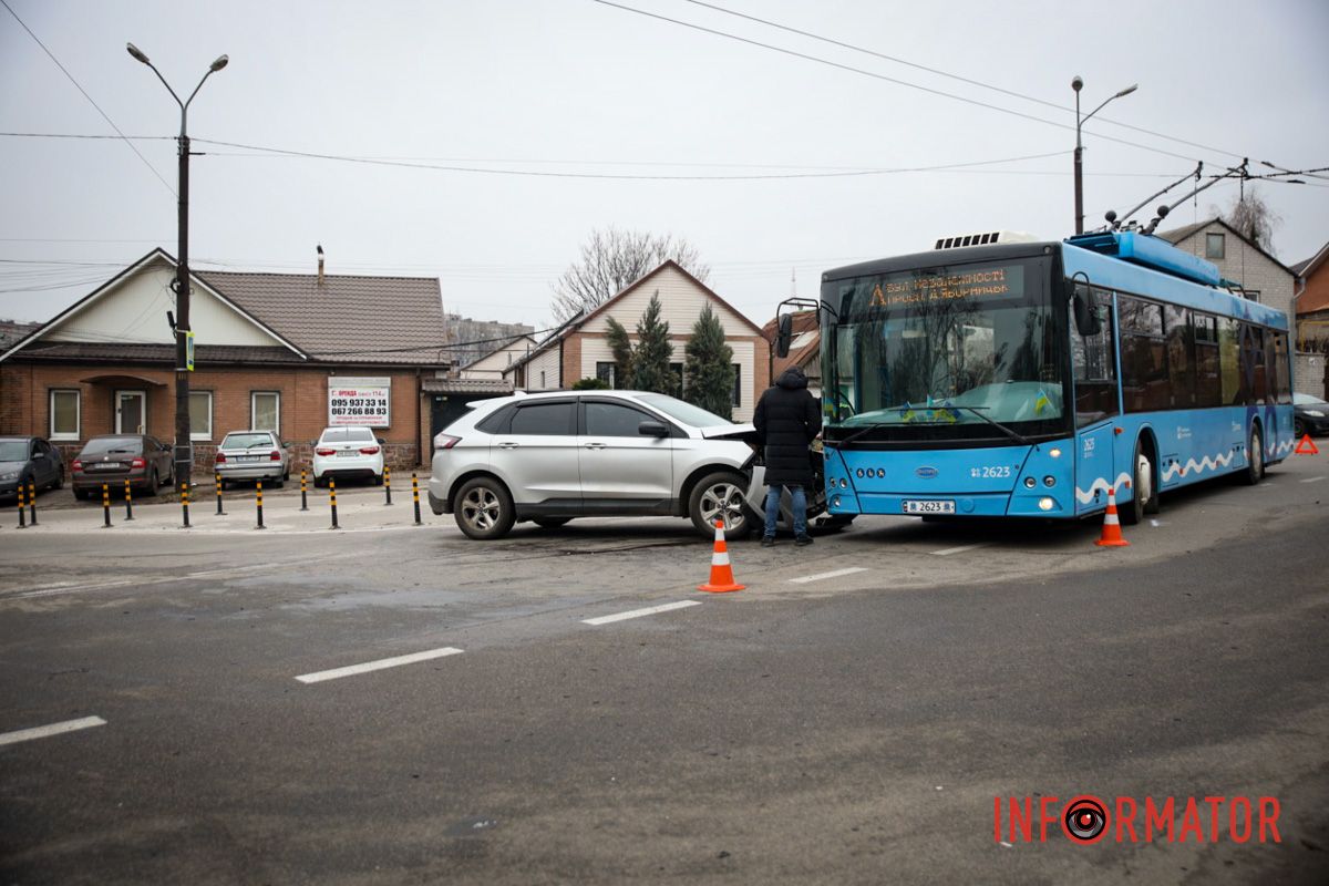 На месте работают патрульные полицейские В Днепре на Савченко Ford влетел в троллейбус