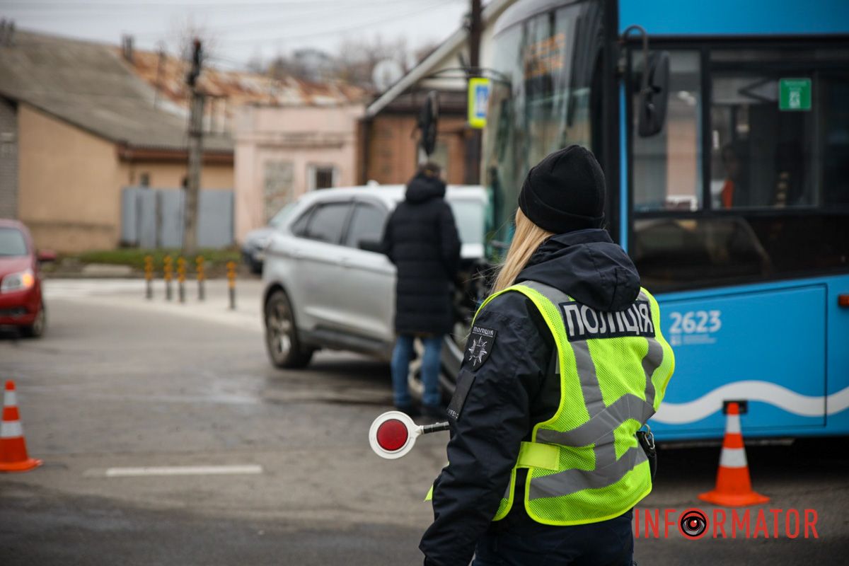 Работает регулятор В Днепре на Савченко Ford влетел в троллейбус