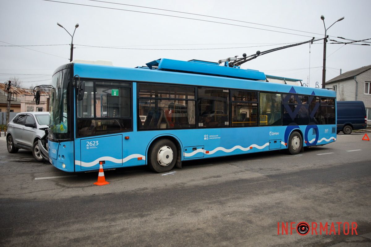По состоянию на 11:30 движение на этом участке осуществляют с помощью регулятора В Днепре на Савченко Ford влетел в троллейбус