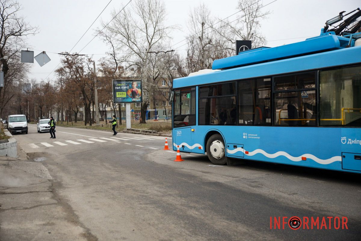 В Днепре на перекресток улиц Юрия Савченко и Степана Бандеры произошло ДТП В Днепре на Савченко Ford влетел в троллейбус