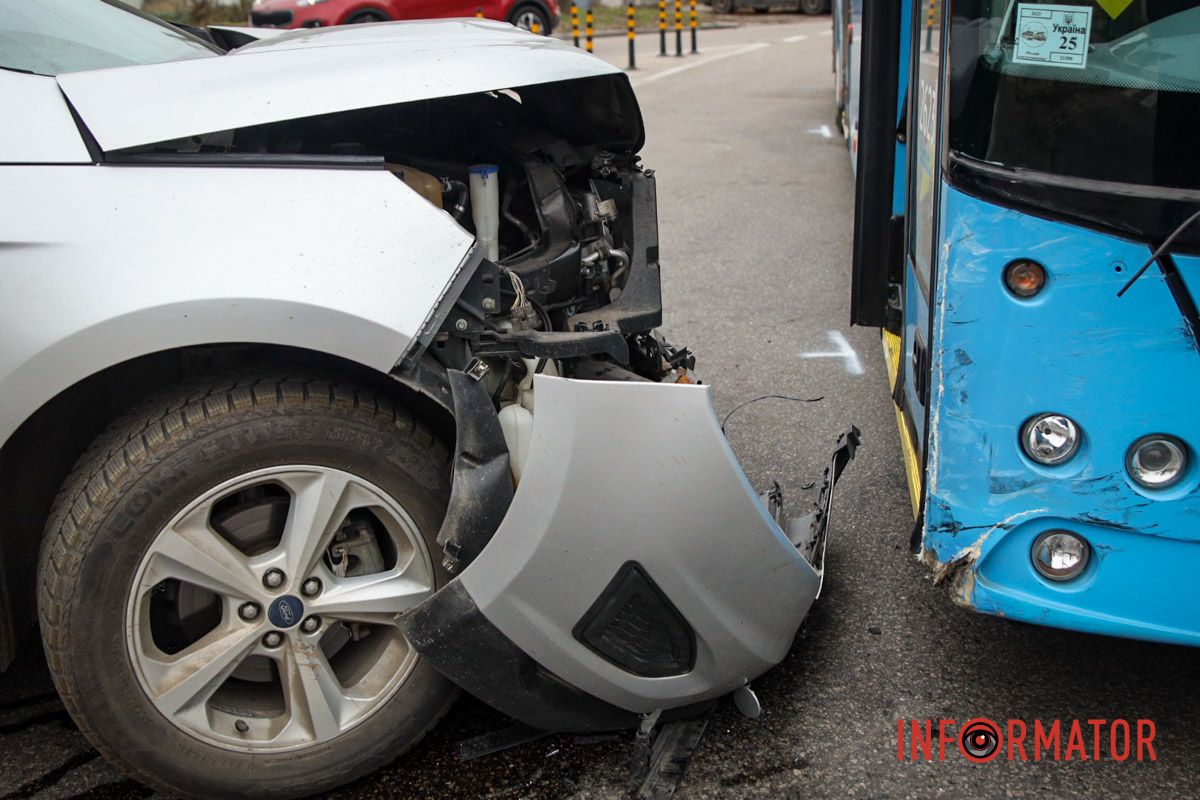 В Днепре на Савченко Ford влетел в троллейбус В Днепре на Савченко Ford влетел в троллейбус