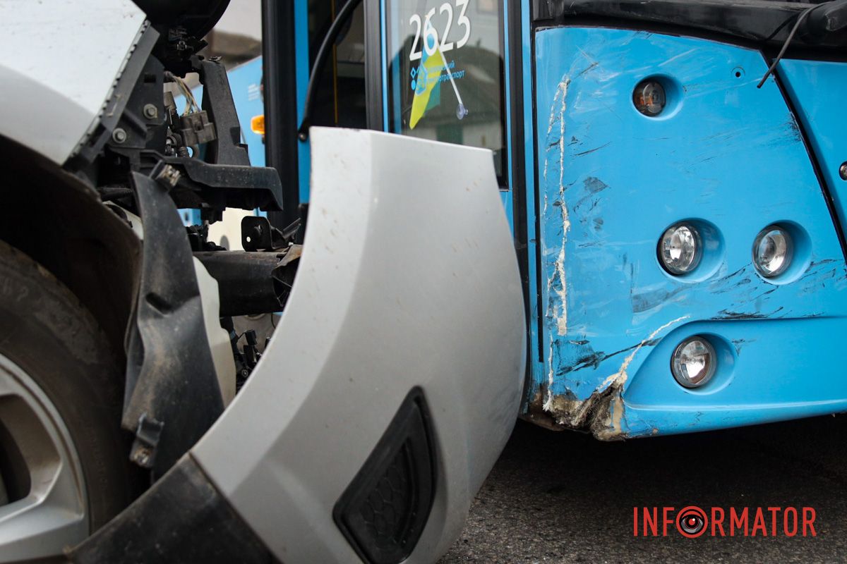Повреждение транспортных средств В Днепре на Савченко Ford влетел в троллейбус