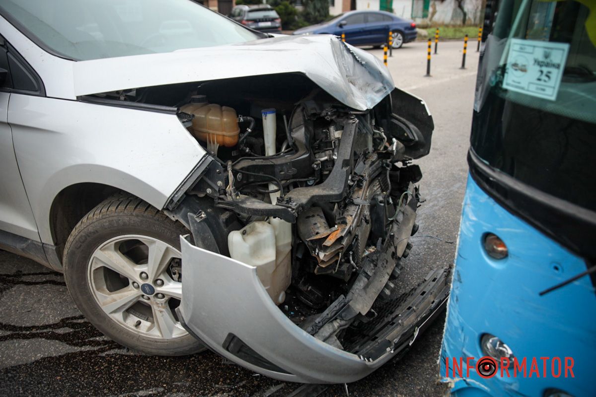 Общественный транспорт двигался по улице Юрия Савченко в сторону центра В Днепре на Савченко Ford влетел в троллейбус