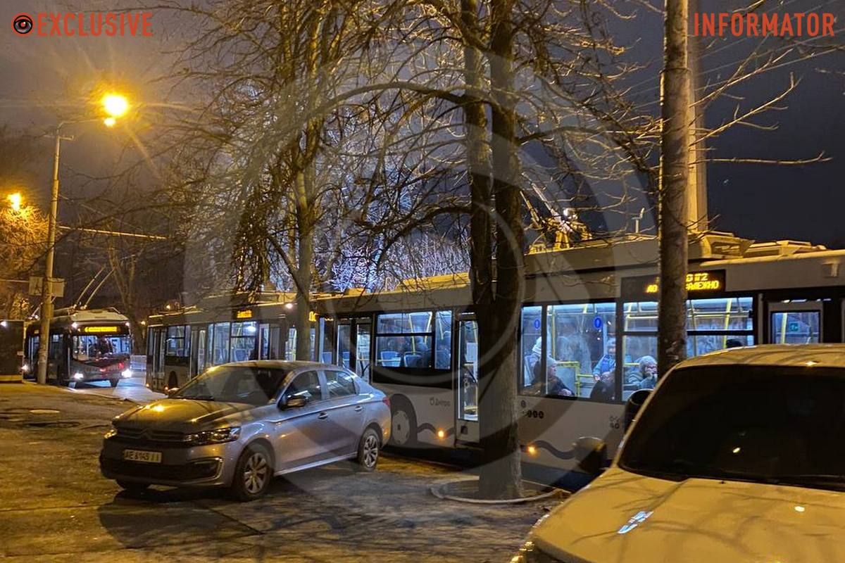 Тимчасово зупинилися усі тролейбусні маршрути У Дніпрі на Яворницького зупинилися тролейбуси: автівки об’їжджали по тротуару 2