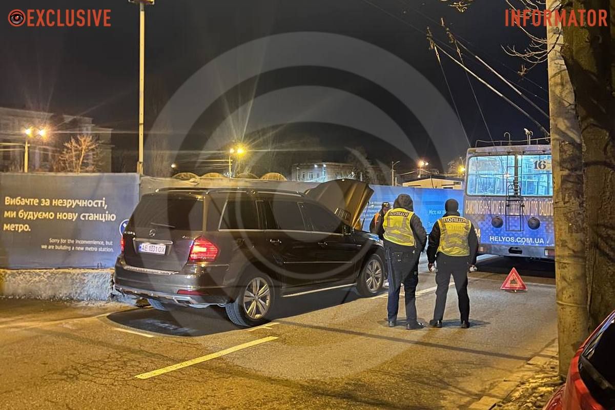 Зіткнулись тролейбус №16 та позашляховик Mercedes У Дніпрі на Яворницького зупинилися тролейбуси: автівки об’їжджали по тротуару 1