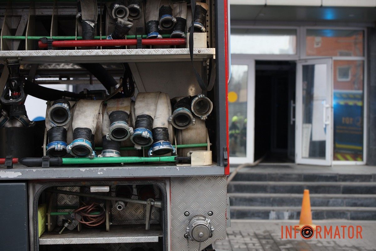 Спасатели, полиция и "скорая" рядом с бизнес-центром на Яворницкого: что случилось 3