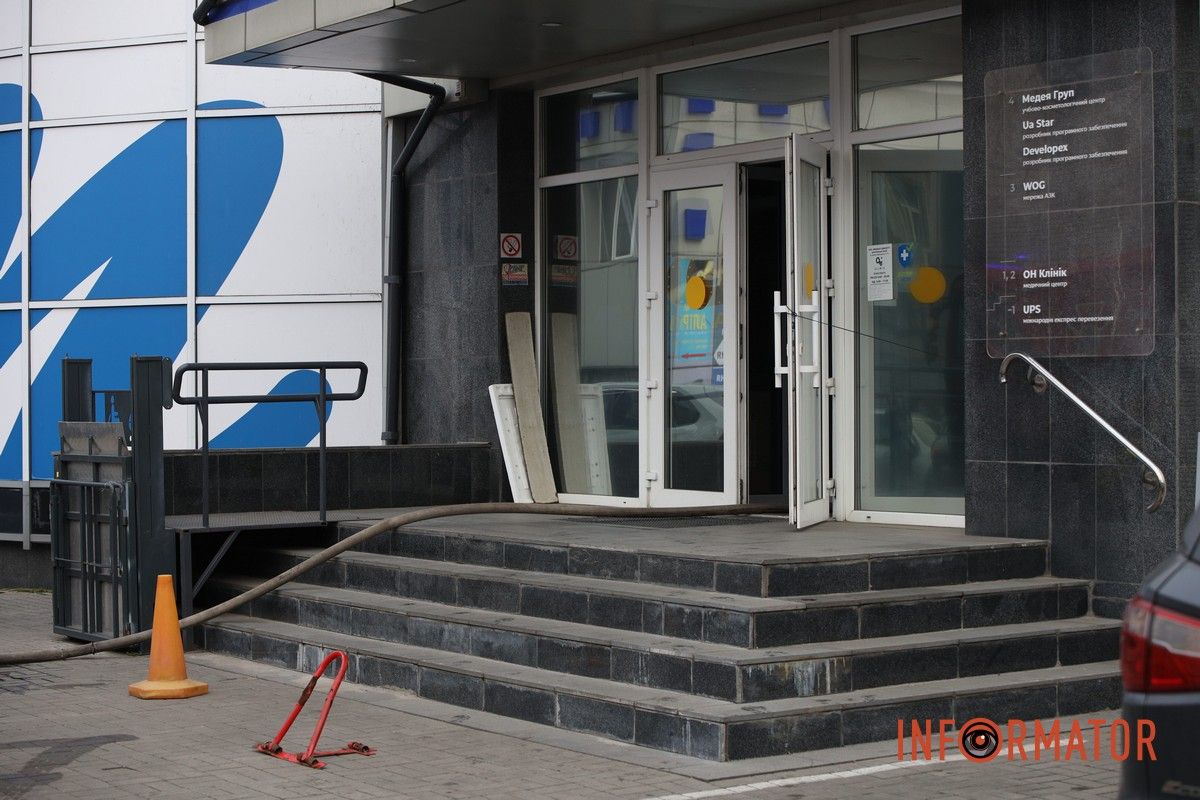 Спасатели, полиция и "скорая" рядом с бизнес-центром на Яворницкого: что случилось 5