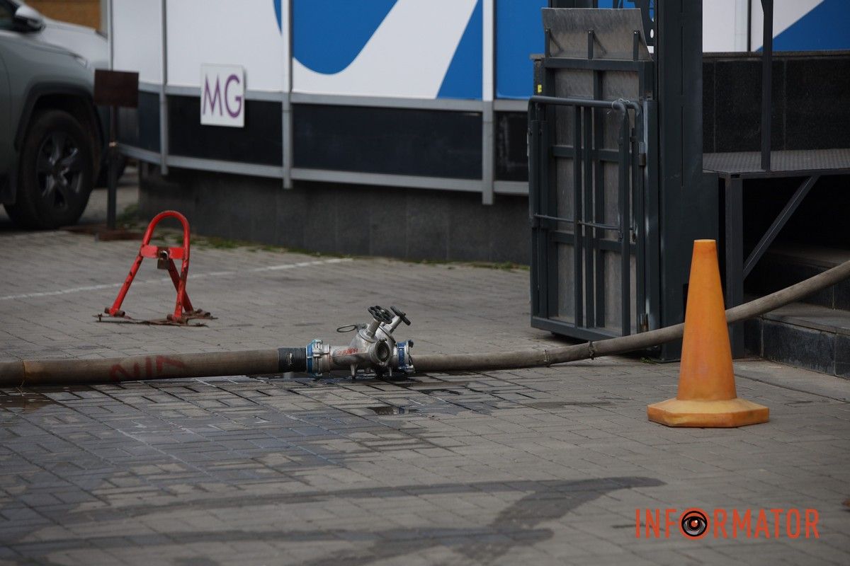 Спасатели, полиция и "скорая" рядом с бизнес-центром на Яворницкого: что случилось 6