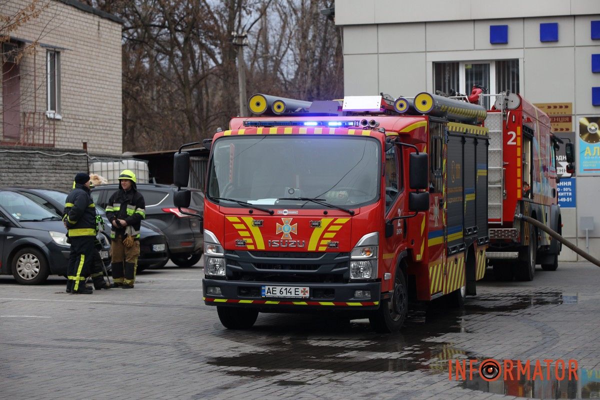 Спасатели, полиция и "скорая" рядом с бизнес-центром на Яворницкого: что случилось 7