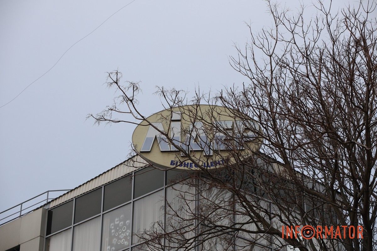 Спасатели, полиция и "скорая" рядом с бизнес-центром на Яворницкого: что случилось 10