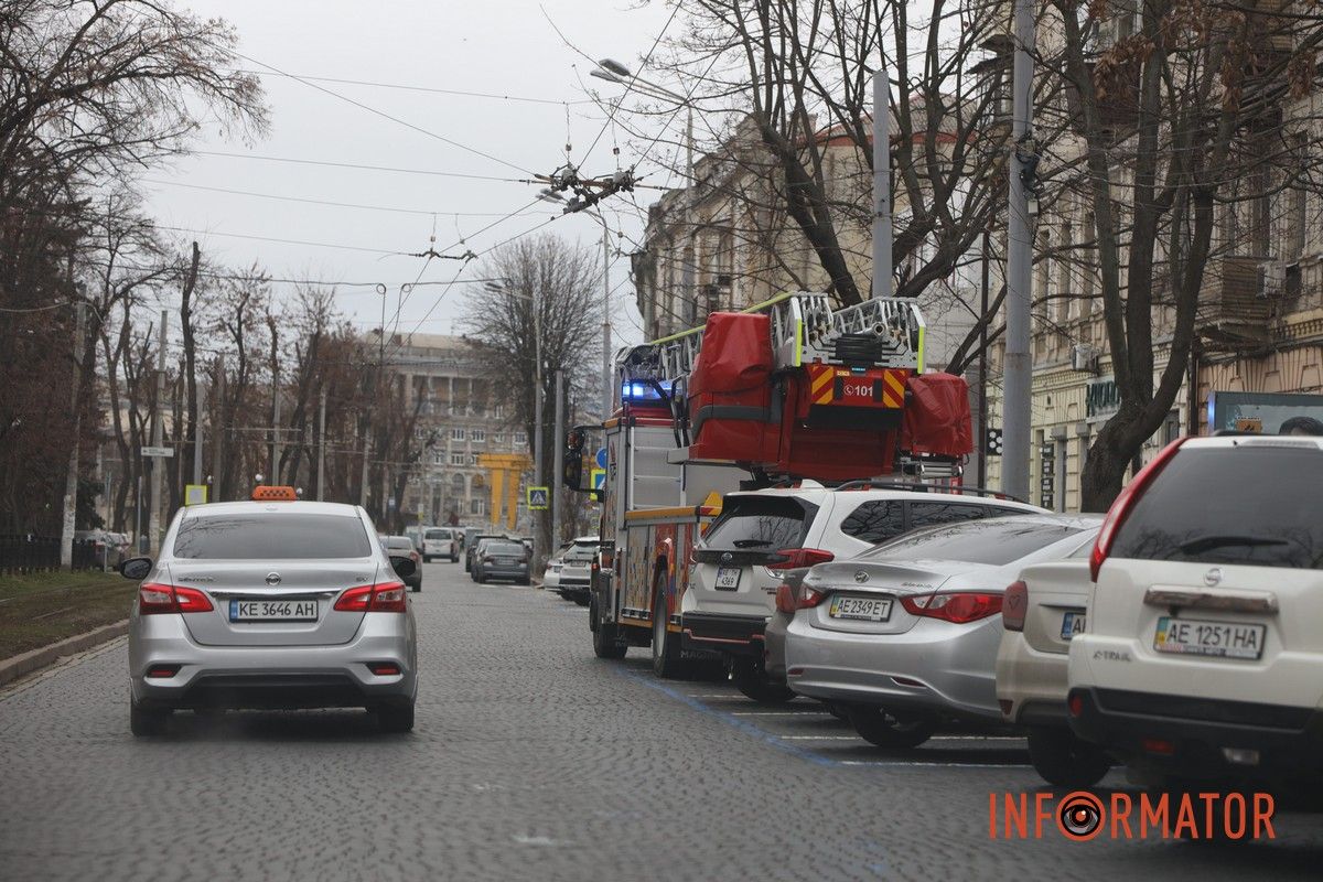 Спасатели, полиция и "скорая" рядом с бизнес-центром на Яворницкого: что случилось 12