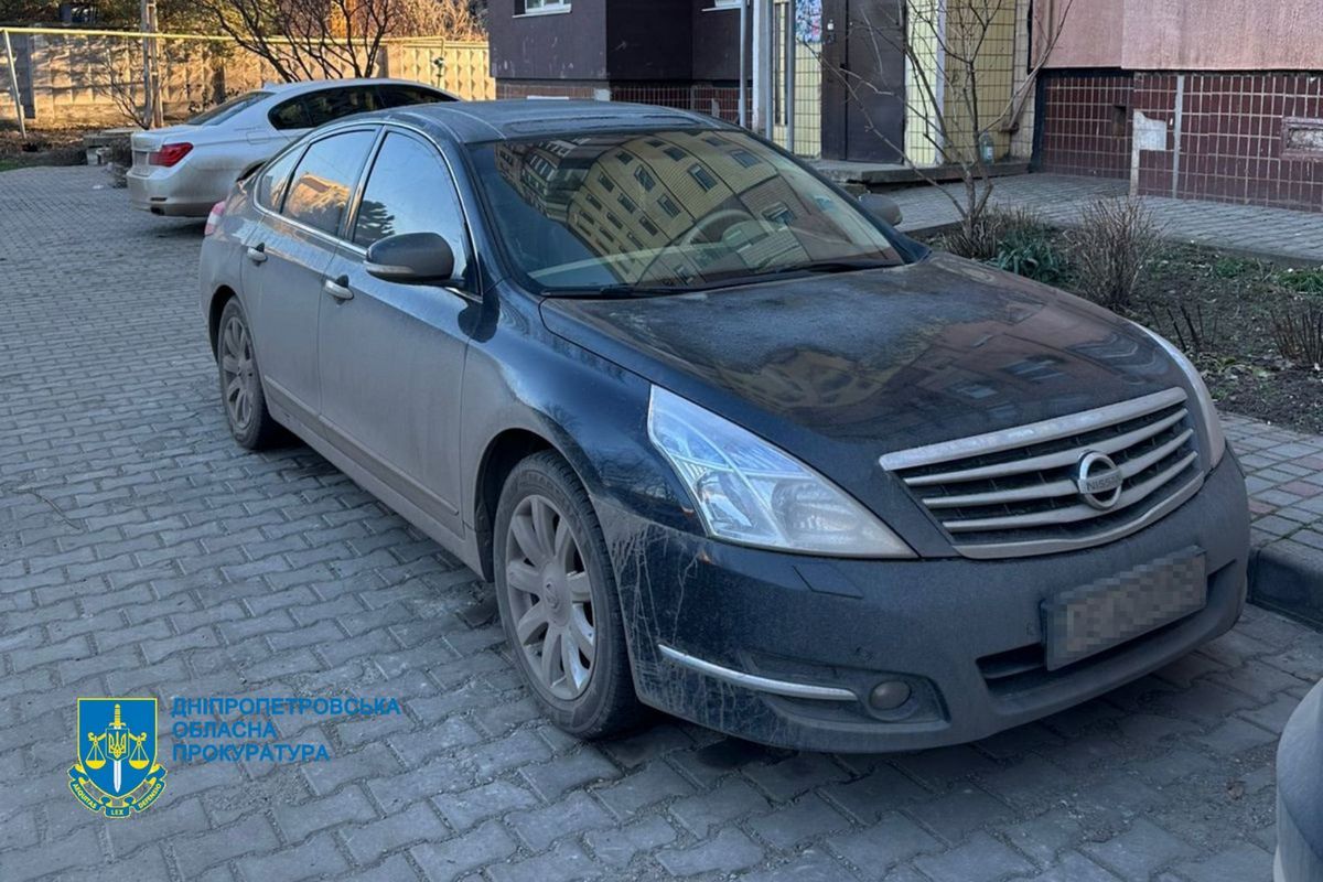 В ходе проведения обысков по месту жительства и работы подозреваемого изъяли деньги, документы и машину