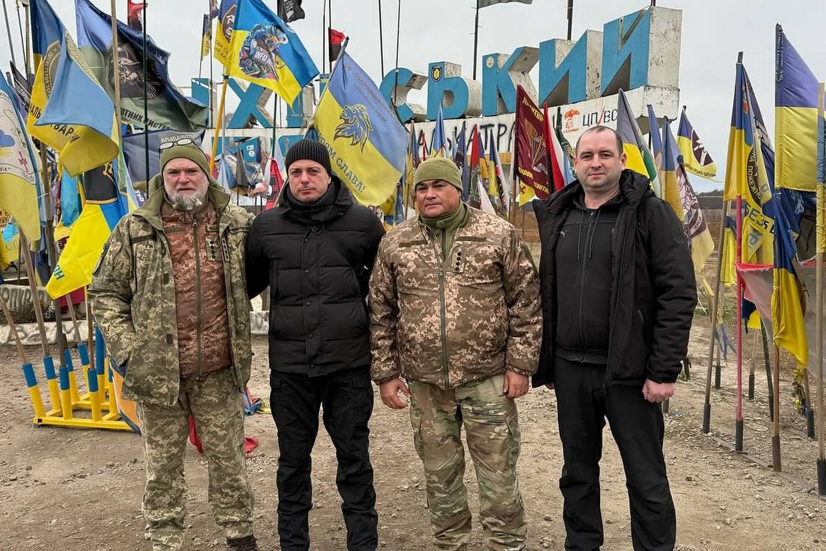 Делегация из Каменского в Запорожском направлении Воинам из Днепропетровской области передали квадрокоптеры, зарядную станцию и много полезного 1