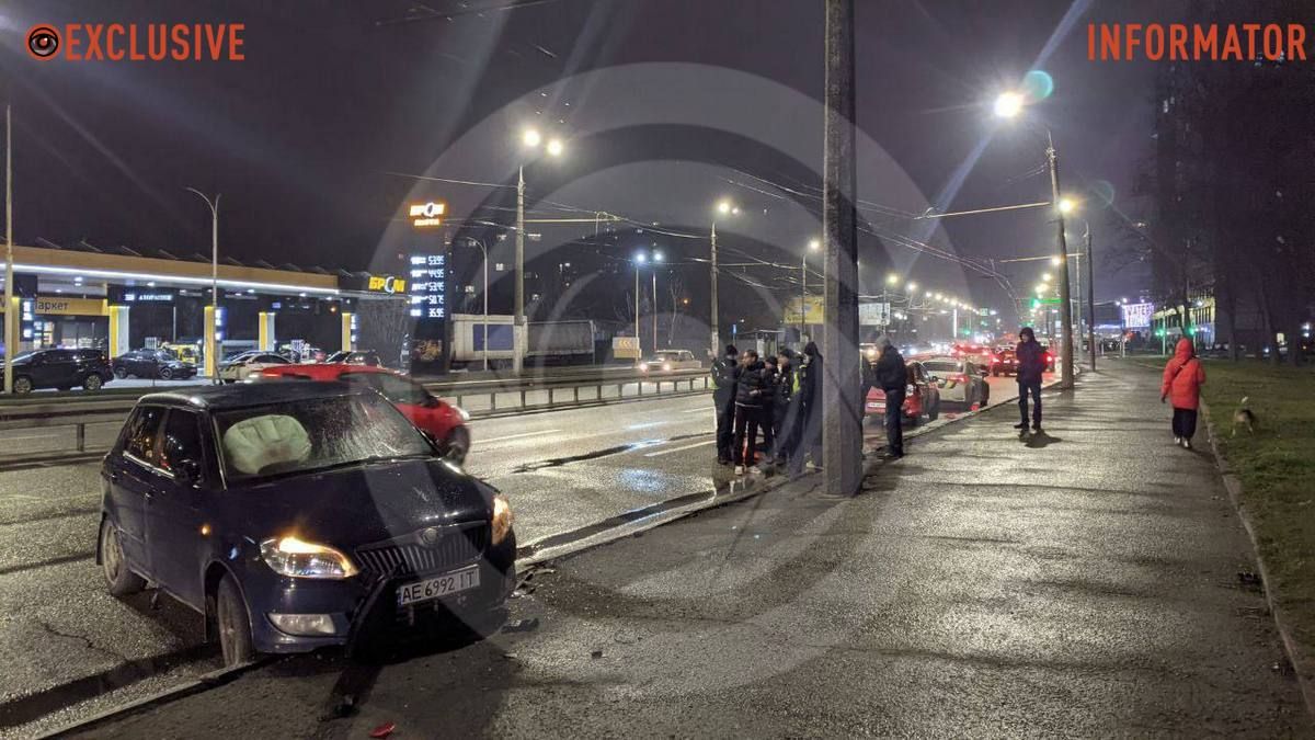 У Дніпрі на Запорізькому шосе п'яний водій Skoda намагався втекти, врізався у Peugeot та поліцію: відео моменту